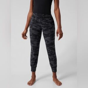 NWT Athleta Salutation Camo Jogger small
